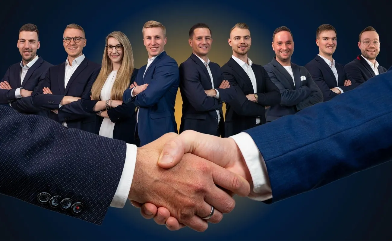 Teamfoto von Clear Finance mit allen Mitarbeitern und dem Clear Finance Logo